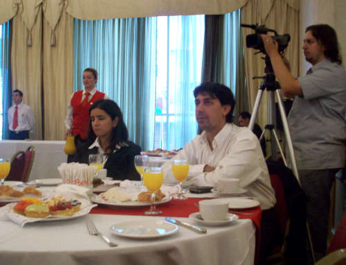 Integrantes del canal de ventas, siguiendo atentamente la presentaci�n